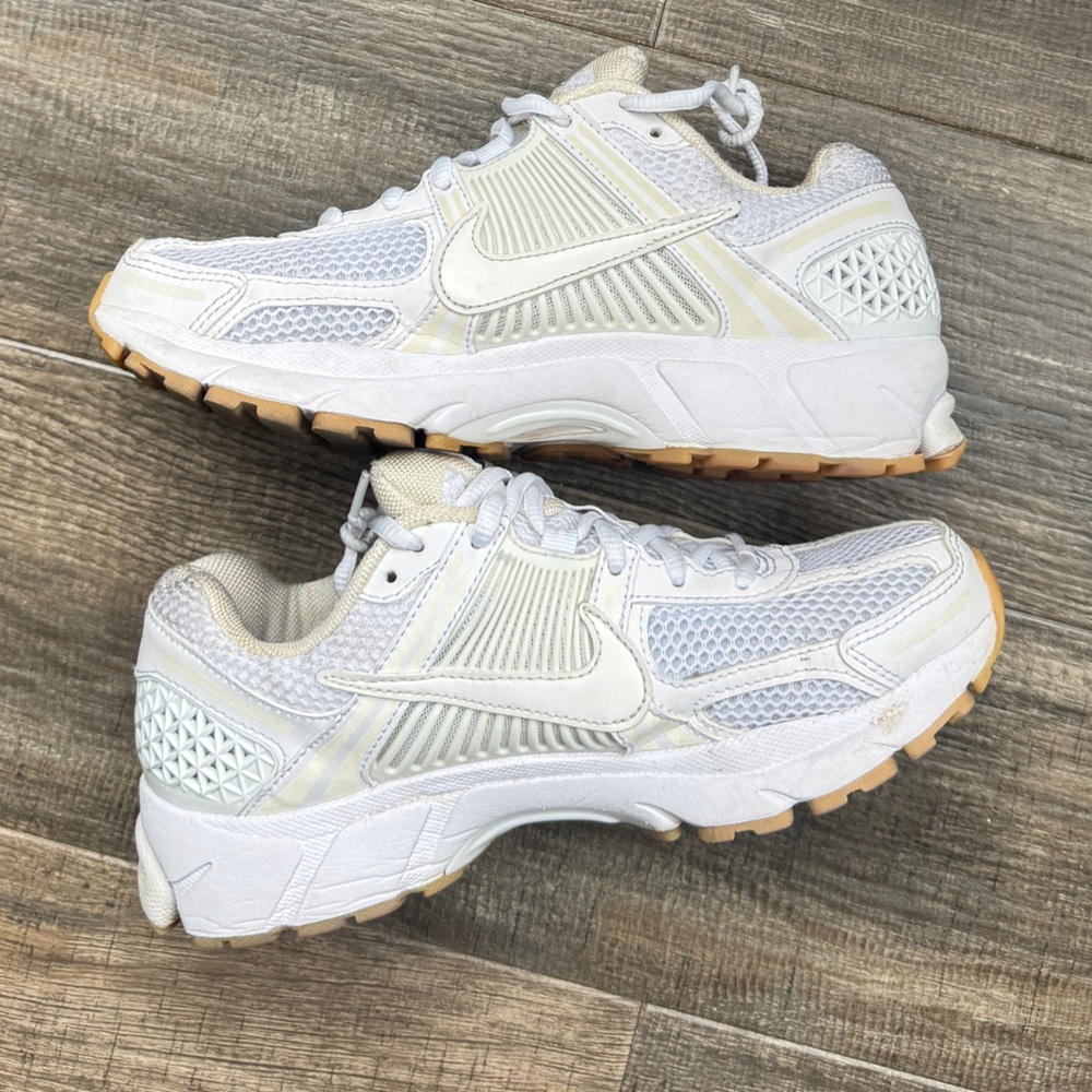 Nike Zoom Vomero 5 white Women's Shoes with Reflective Accents 8 - Picture 3 of 7